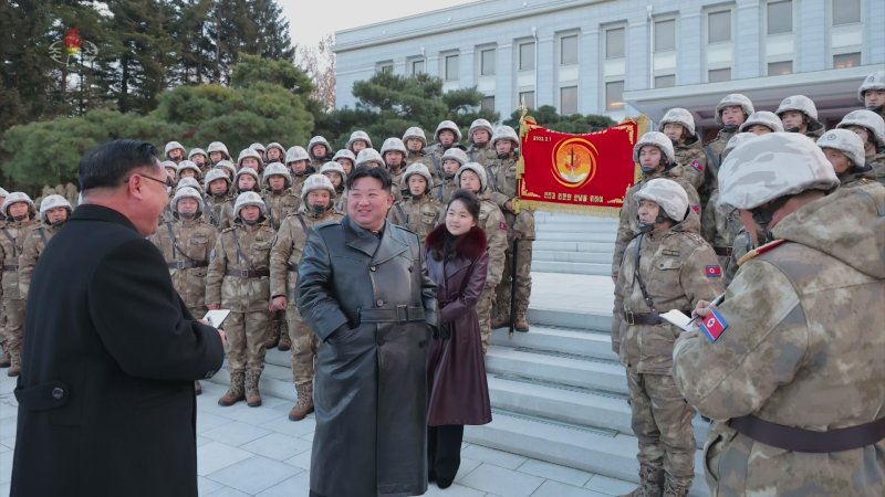 김정은 북한 국무위원장이 지난 18일 단행된 ICBM 화성-18형 발사 훈련에 참여했던 미사일총국 제2붉은기중대 군인들을 지난 20일 당 중앙위원회 본부 청사로 불러 축하 격려했다고 조선중앙TV가 21일 보도했다. 사진=조선중앙TV 캡처