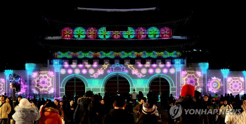15일 오후 서울 광화문 일대에서 열린 '서울라이트 광화문' 행사에서 광화문 외벽에 미디어 파사드 작품이 투영되고 있다.