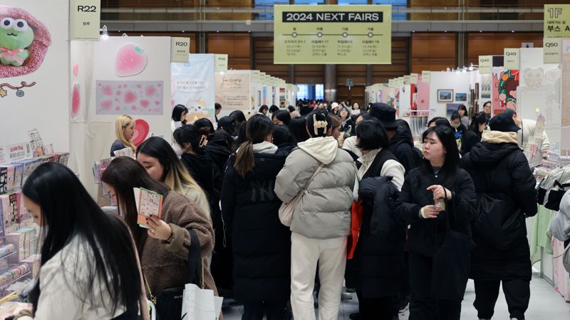 서울일러스트레이션페어가 21일 서울 강남구 코엑스에셔 열려 전시장을 찾은 관람객들이 일러스트레이터의 작품을 보면서 구매하고 있다. 이번 전시회는 24일까지 계속된다. 사진=서동일 기자