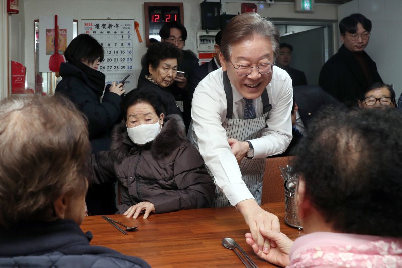 與野 복지이슈로 '노년층 표심잡기' 경쟁..尹대통령은 독거 어르신 위문