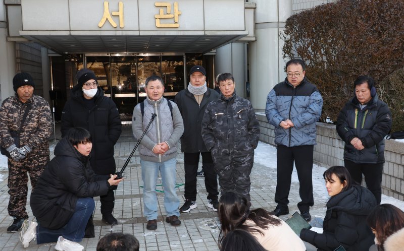 21일 서울 서초구 중앙지법에서 재판을 마친 형제복지원 사건 피해자들이 기자회견을 하고 있다. /사진=연합뉴스