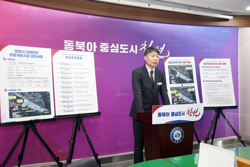 [창원=뉴시스] 강경국 기자 = 신병철 경남 창원시 감사관이 21일 창원시청 프레스센터에서 창원국가산업단지 완충저류시설 임대형 민자사업(BTL)에 대한 감사 결과를 발표하고 있다. (사진=창원시청 제공). 2023.12.21. photo@newsis.com *재판매 및 DB 금지