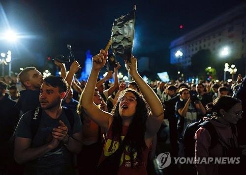 밀레이 '경제개혁' 방안에 항의하는 냄비 시위 나선 아르헨티나 시민 [EPA=연합뉴스 자료사진. 재판매 및 DB 금지]