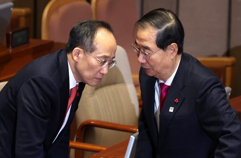 [서울=뉴시스] 추상철 기자 = 한덕수 국무총리와 추경호 경제부총리 겸 기획재정부 장관이 21일 오후 서울 여의도 국회에서 열린 제411회국회(임시회) 제2차 본회의에 출석해 대화하고 있다. 2023.12.21. scchoo@newsis.com