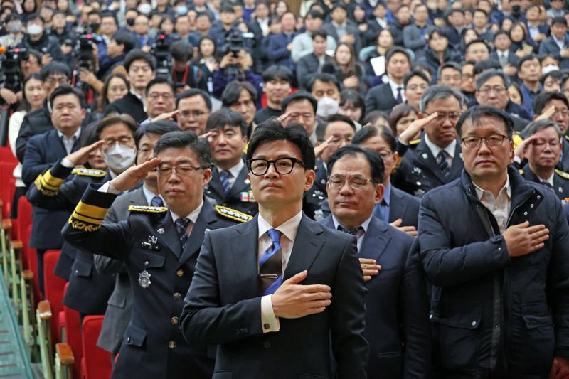 한동훈 법무부 장관이 21일 오후 경기도 과천시 정부과천청사에서 열린 이임식에서 국민의례를 하고 있다. 사진=박범준 기자