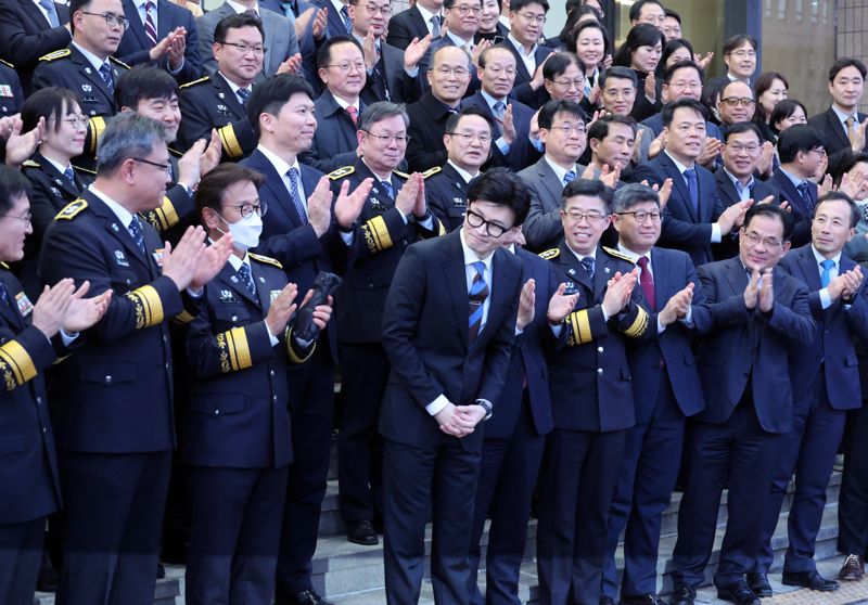 한동훈 법무부 장관이 21일 오후 경기도 과천시 정부과천청사에서 열린 이임식을 마치고 직원들 박수를 받으며 법무부 청사를 나서고 있다. 사진=박범준 기자