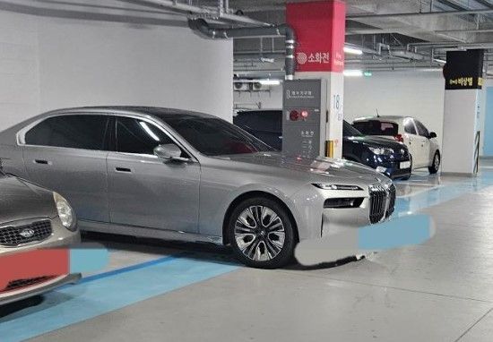 경기도 수원 한 아파트 주차장에서 경차 자리에 주차한 BMW 차량. 출처=온라인커뮤니티 '보배드림' 캡처