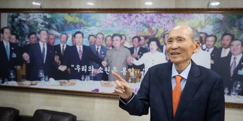 박재규 경남대학교 총장이 18일 서울 종로구 경남대학교 극동문제연구소에서 6·15 남북공동선언 사진 앞에서 당시 상황에 대해 설명하고 있다. 2023.12.18/뉴스1 ⓒ News1 유승관 기자