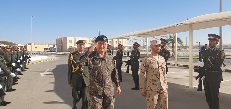 UAE 지상군사령부를 방문한 박안수 육군참모총장이 사이드 라쉬드 알 셰히 지상군사령관(소장)과 함께 의장대를 사열하고 있다. 사진=육군 제공