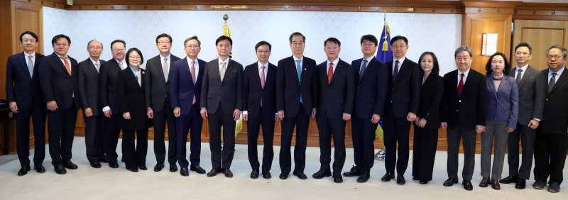 한덕수 국무총리가 22일 오전 서울 종로구 세종대로 정부서울청사에서 열린 제1차 바이오헬스혁신위원회 위촉식에서 위원들과 기념촬영을 하고 있다. 2023.12.22/뉴스1 ⓒ News1 김명섭 기자