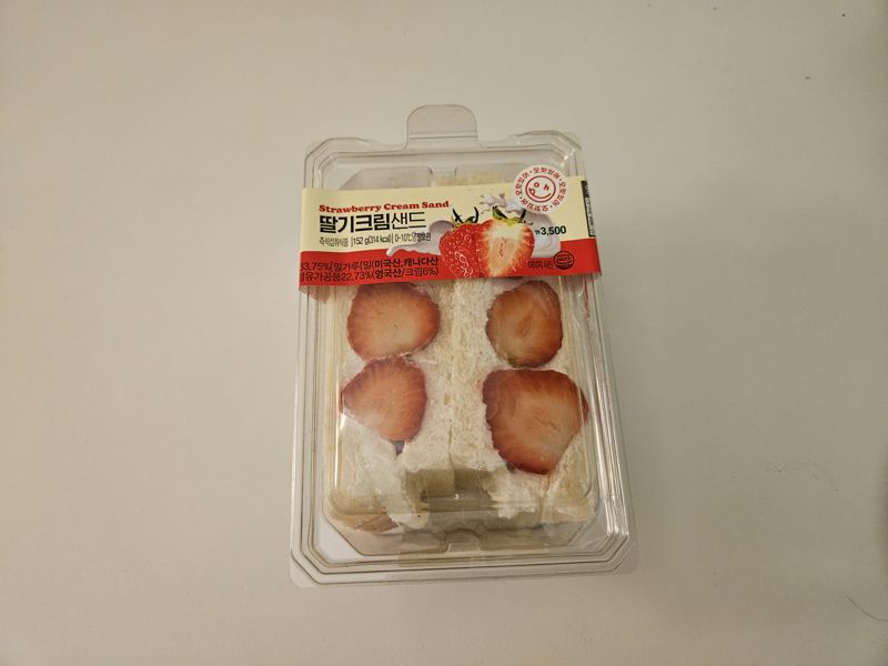 편의점 이마트24가 지난 7일부터 판매하기 시한 '딸기크림샌드'. /사진=이정화 기자