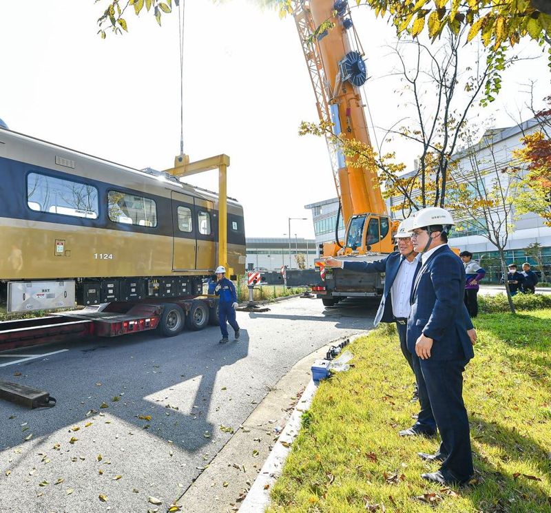 김병수 김포시장이 지난 10월 증차된 골드라인의 첫 번째 편성차량 현장점검에서 관계자들과 골드라인 증차사업에 대해 논의하고 있다. /김포시 제공