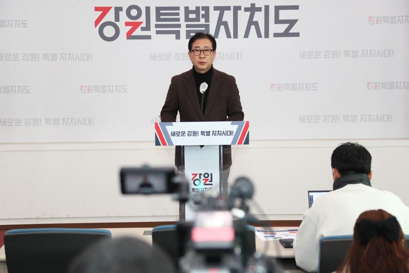 김한수 강원특별자치도 기회조정실장이 22일 도청에서 2024년 국비확보에 대해 설명하고 있다. 강원특별자치도 제공