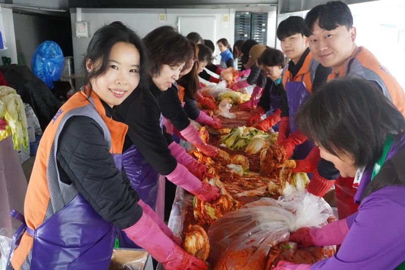 한전 HVDC건설본부와 강원본부는 지난달 홍천군에서 사랑의 김장 나눔 봉사를 했다. 한국전력공사 HVDC건설본부 제공