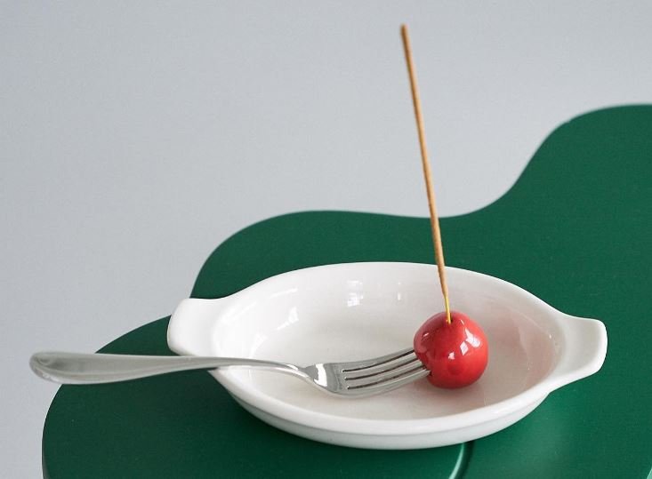 [서울=뉴시스] 헤로키가 판매하는 대표 오브제 '꼴찌토마토' 이미지다. = '헤로키' 인스타그램 캡처)2023.12.22