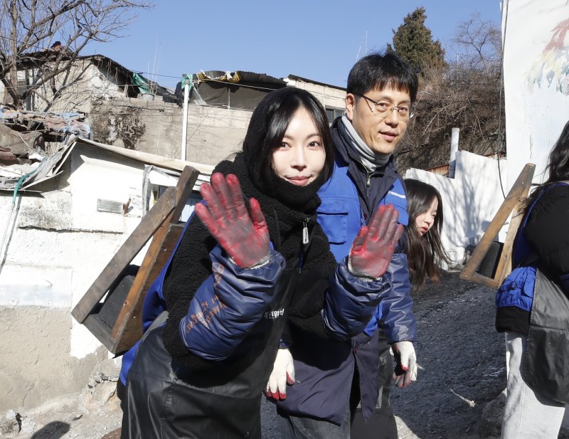 배우 김소연이 북극 한파가 절정을 이룬 22일 연탄 봉사 활동으로 사랑 나눔에 동참했다. ⓒ News1 권현진 기자