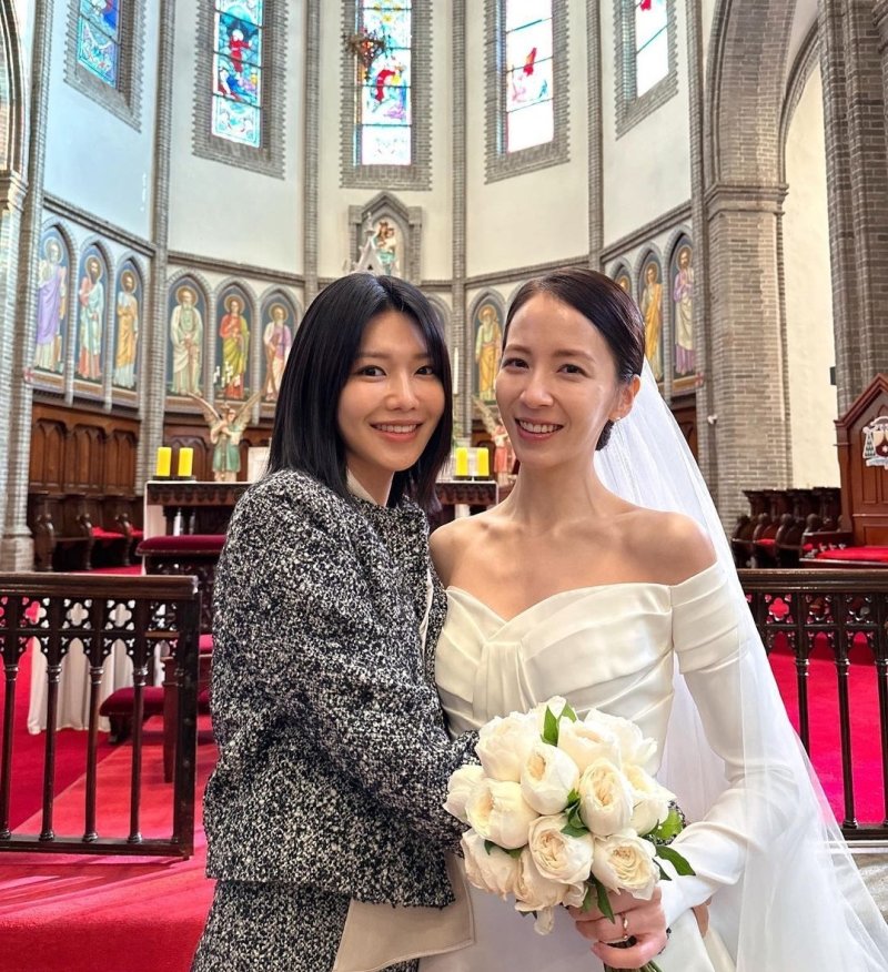 '결혼' 김동욱, 아내는 소녀시대 데뷔조 출신 스텔라 김…수영도 축하