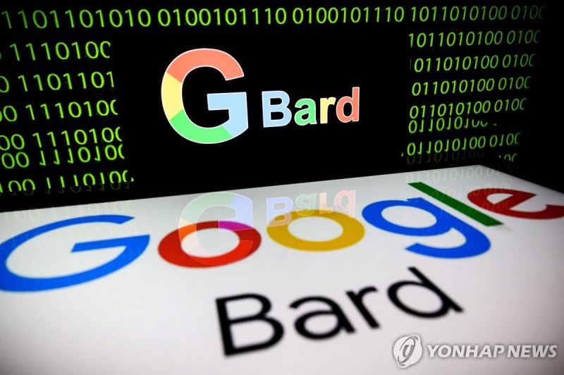 구글 바드 로고 (FILES) This photograph taken in Toulouse, southwestern France, on July 18, 2023 shows screens displaying the logos of Bard AI, a conversational artificial intelligence software application developed by Google. Google on December 6, 2023 infused its Bard chatbot with a new-generation artifi