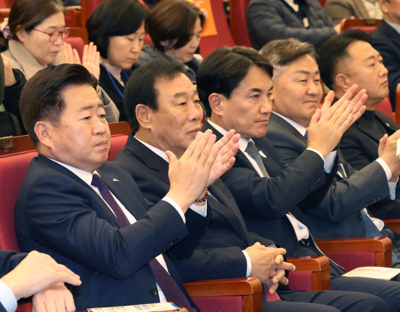 오영훈 제주도지사(왼쪽부터), 최민호 세종특별자치시장, 김진태 강원지사, 김관영 전북지사가 27일 서울 여의도 국회 도서관에서 열린 대한민국특별자치시도협의회 출범식에서 박수를 치고 있다. 2023.11.27/뉴스1 ⓒ News1 송원영 기자
