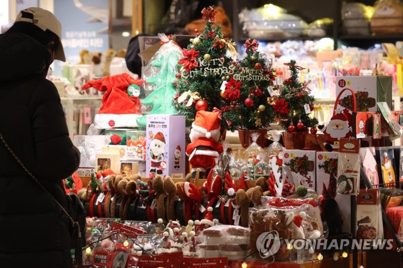 외식 대신 집에서 홈파티 외식 대신 집에서 홈파티 (서울=연합뉴스) 강민지 기자 = 외식 대신 집에서 '홈파티' 트렌드가 이어지고 있는 22일 서울 종로구의 한 문구점에서 시민이 파티 용품 등을 고르고 있다. 2022.12.22 mjkang@yna.co.kr (끝)