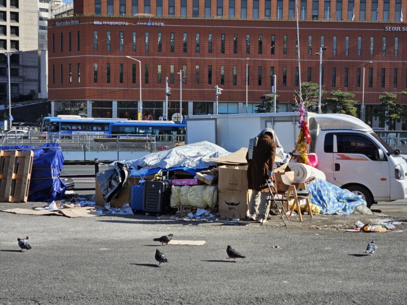 한 노숙인이 서울역 앞에 추위에 떨고 있다. /뉴시스