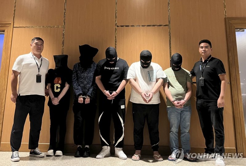 미얀마서 체포된 온라인사기 범죄조직원들 In this photo released by Xinhua News Agency, Myanmar police hand over five telecom and internet fraud suspects to Chinese police at Yangon International Airport in Yangon, Myanmar, Aug. 26, 2023. Tens of thousands of people, many of them Chinese, have been caught up in cyber s