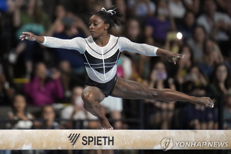 바일스의 평균대 연기 FILE - Simone Biles performs on the balance beam at the U.S. Classic gymnastics competition Saturday, Aug. 5, 2023, in Hoffman Estates, Ill. Biles was named the AP Female Athlete of the Year for a third time on Friday, Dec. 22, 2023, after winning national and world all-around titles in 