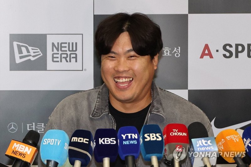 (영종도=연합뉴스) 미국프로야구 메이저리그(MLB)에서 2023시즌을 마친 류현진이 18일 오후 인천국제공항을 통해 귀국해 취재진과 인터뷰를 하던 중 활짝 웃고 있다