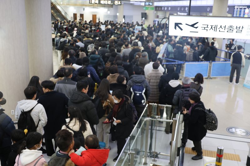 23일 한파가 물러나면서 제주국제공항 항공편 운항이 정상을 되찾자 많은 이용객으로 붐비고 있다. 연합뉴스