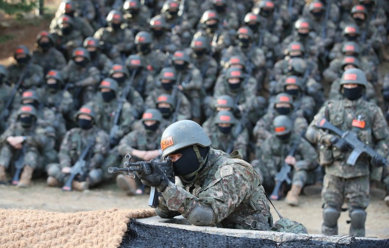 7일 충남 논산 육군훈련소 각개전투훈련장에서 훈련병들이 훈련을 받고 있다. (자료사진) 뉴스1