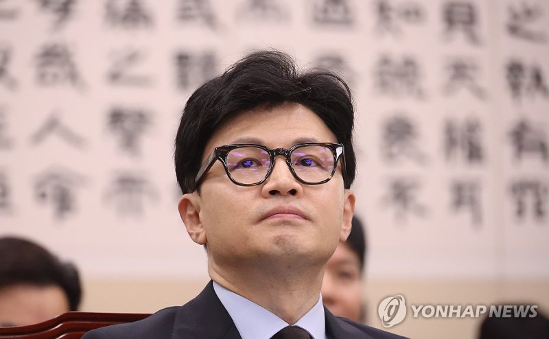 한동훈의 고민 (서울=연합뉴스) 신준희 기자 = 19일 국회에서 열린 법제사법위원회 전체회의에 출석한 한동훈 법무장관이 안경을 어딘가를 바라보고 있다. 2023.12.19 hama@yna.co.kr (끝)