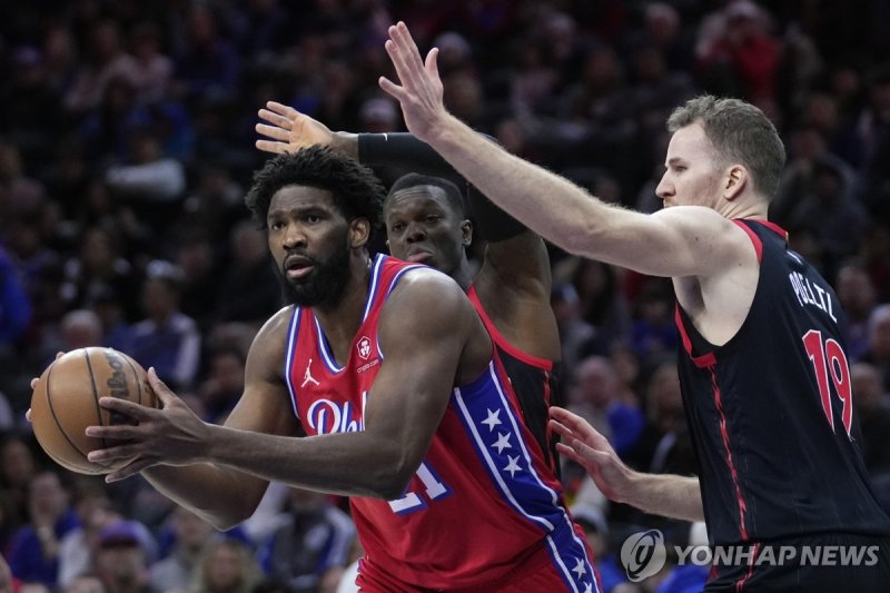 조엘 엠비드 Philadelphia 76ers' Joel Embiid, left, tries to get by Toronto Raptors' Dennis Schroder, center, and Jakob Poeltl during the first half of an NBA basketball game, Friday, Dec. 22, 2023, in Philadelphia. (AP Photo/Matt Slocum)