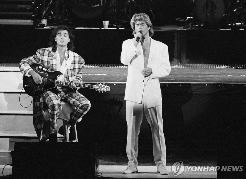 1985년 중국 콘서트에서 공연 중인조지 마이클(왼쪽)과 애드루 리즐리 FILE - George Michael, left, and Andrew Ridgeley of the British group WHAM! perform during a concert in Peking, China on April 7, 1985. (AP Photo, File) APRIL 7, 1985 FILE PHOTO