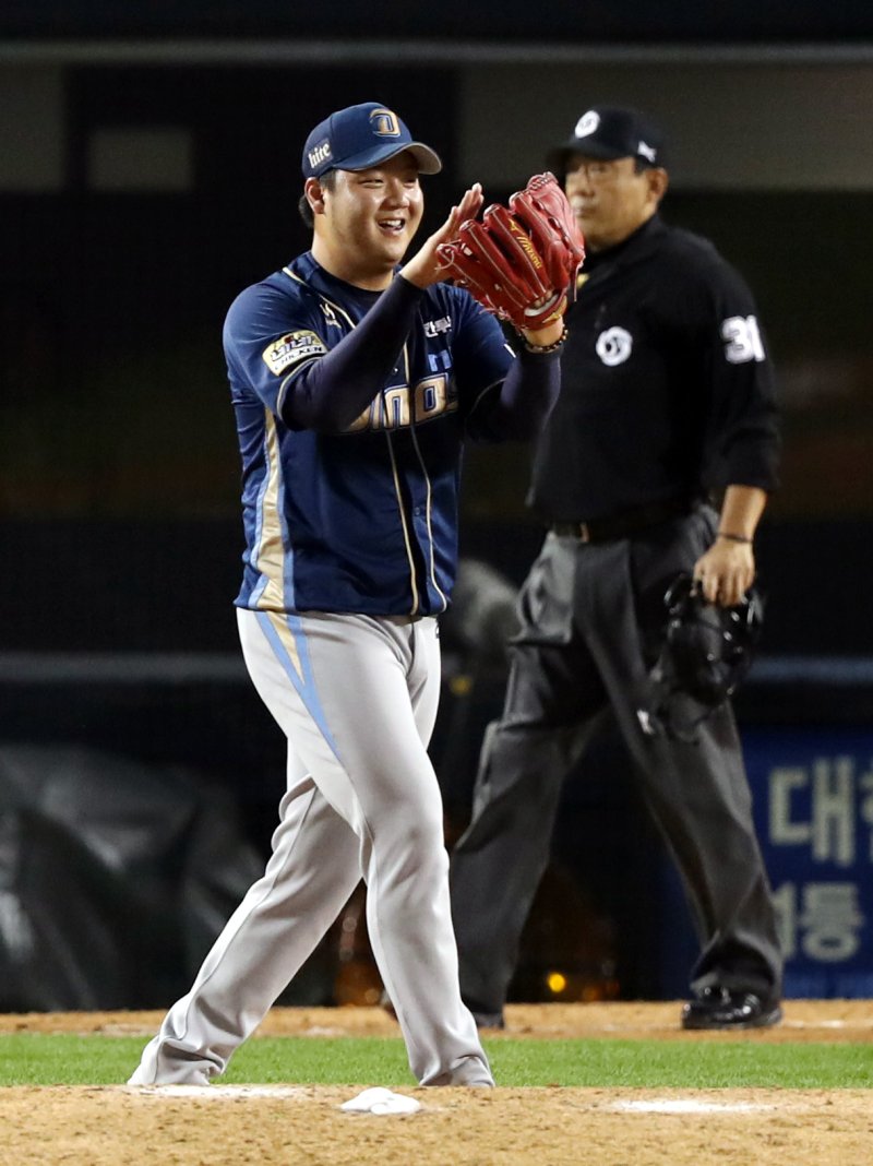 【서울=뉴시스】 서울 잠실야구장에서 열린 2017 KBO 포스트시즌 플레이오프 두산 베어스 대 NC 다이노스의 2차전 경기, 두산 5회말 2사 3번 박건우를 내야땅볼로 처리한 NC 투수 이민호가 박수를 치고 있다.