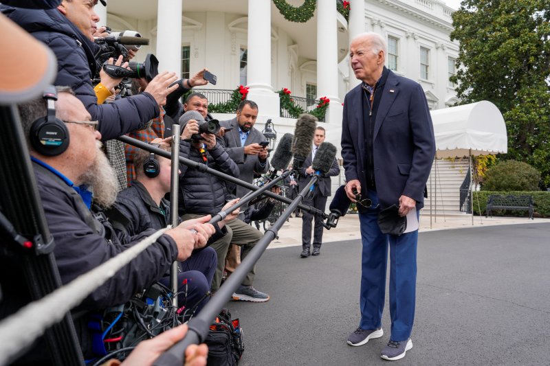 조 바이든 미국 대통령이 백악관에서 기자들의 질문을 듣고 있다.<div id='ad_body3' class='mbad_bottom' ></div> /사진=로이터연합뉴스