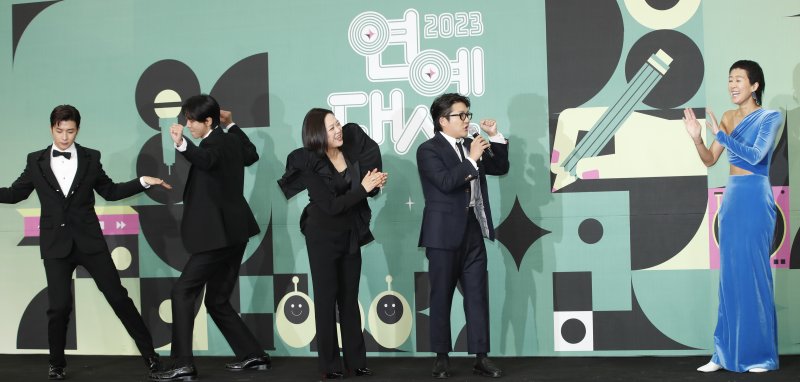 방송인 홍진경(오른쪽)이 23일 오후 서울시 영등포구 여의도 KBS 신관 웨딩홀에서 열린 '2023 KBS 연예대상' 레드카펫 행사에서 '홍김동전' 멤버들에게 생일 축하를 받고 있다. ⓒ News1 권현진 기자