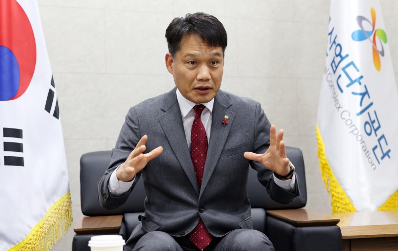 [서울=뉴시스] 조성우 기자 = 이상훈 한국산업단지공단 이사장이 서울 구로구 한국산업단지공단 서울지역본부에서 뉴시스와 인터뷰하고 있다. 2023.12.24. xconfind@newsis.com