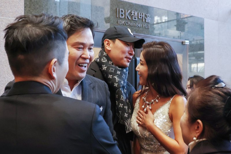 정용진 신세계그룹 부회장이 23일 오후 서울 서초구 예술의 전당에서 열린 배우자 한지희 씨의 플루트 독주회가 끝난 뒤 한지희 씨와 함께 공연을 찾은 지인들과 인사를 나누고 있다. 정 부회장과 한 씨 사이에서 가수 겸 프로듀서 라이머가 축하 인사를 전하고 있다. 2023.12.23/뉴스1 ⓒ News1 민경석 기자