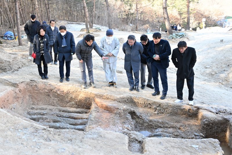 군위군 관계자들이 인각사지 발굴조사 현장에서 통일신라 기와가마에 대해 설명을 듣고 있다. (사진=군위군 제공) *재판매 및 DB 금지