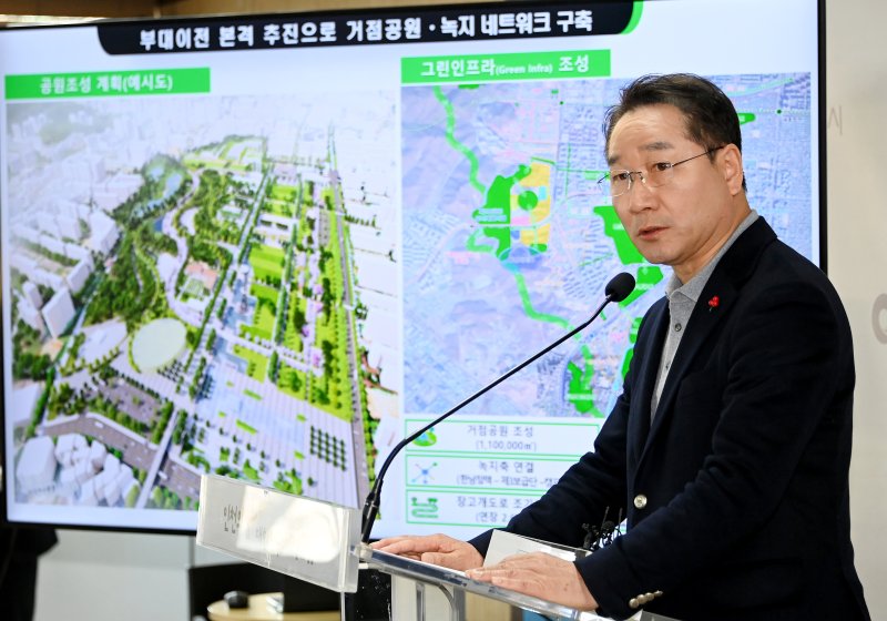 유정복 시장이 시청에서 12월 20일 시 청사에서 캠프마켓 개발 방향을 설명하고 있다. 인천시 제공