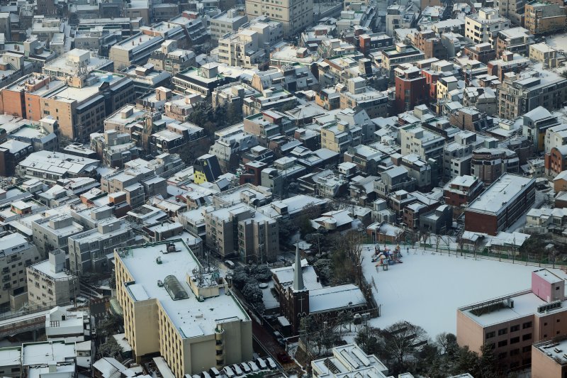 눈 모자 쓴 건물들 (서울=연합뉴스) 박동주 기자 = 24일 오전 남산에서 바라본 서울 시내에 눈이 쌓여 있다. 2023.12.24 pdj6635@yna.co.kr (끝)