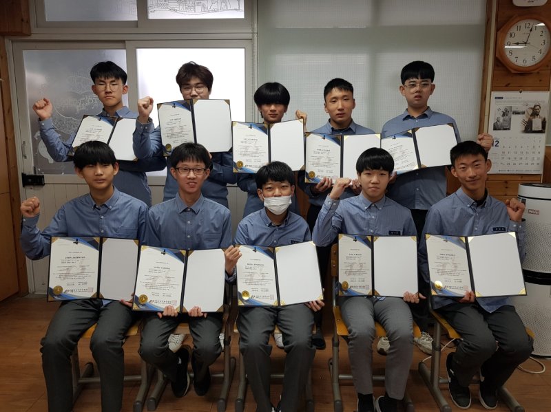 바리스타 자격을 따 낸 충북고등학교 통합교육지원반 학생들이 자격증을 들고 기념사진을 찍고 있다. *재판매 및 DB 금지