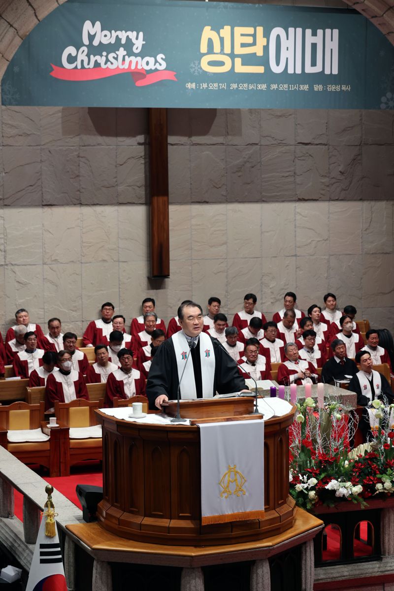 성탄절인 25일 오전 서울 중구 영락교회에서 교인들이 '성탄예배'를 드리고 있다. 사진=서동일 기자