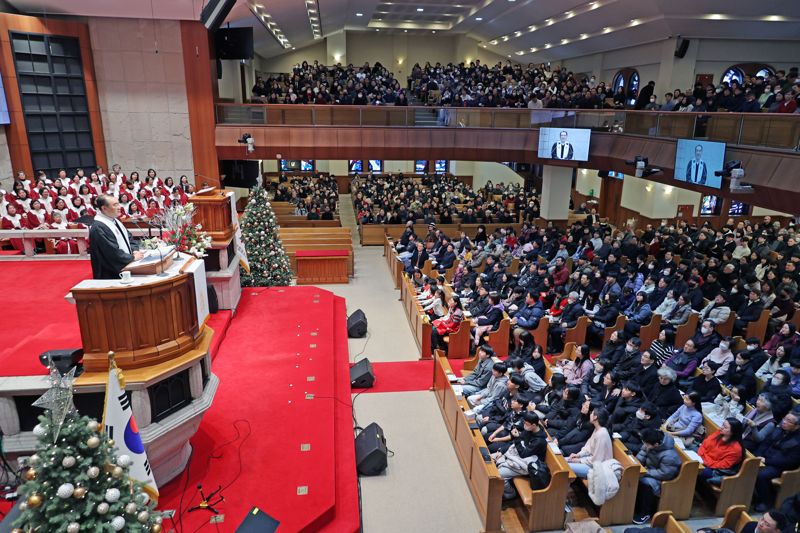 성탄절인 25일 오전 서울 중구 영락교회에서 교인들이 '성탄예배'를 드리고 있다. 사진=서동일 기자