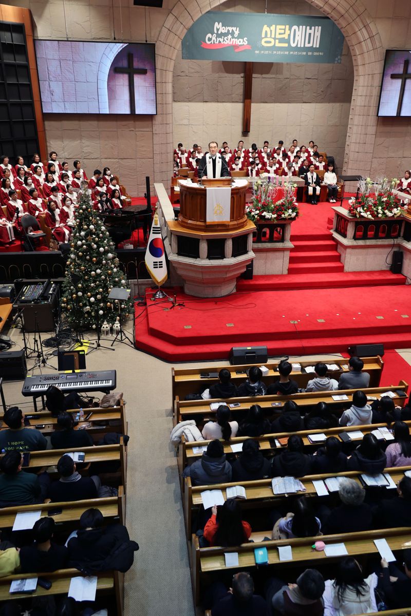 화이트 크리스마스 속 성탄예배 드리는 교인들