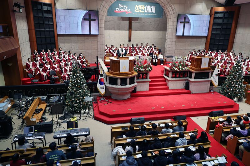 성탄절인 25일 오전 서울 중구 영락교회에서 교인들이 '성탄예배'를 드리고 있다. 사진=서동일 기자