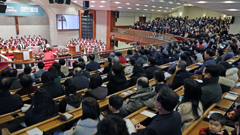 성탄절인 25일 오전 서울 중구 영락교회에서 교인들이 '성탄예배'를 드리고 있다. 사진=서동일 기자