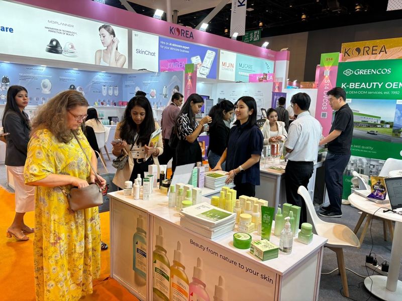 인도 현지 화장품 바이어 등 유통 업체 관계자들이 인도 뭄바이에서 지난 7일부터 9일까지 열린 화장품 전시회인 코스모프로프 인디아 참석, 한국 제품들을 살펴보고 있다. 코트라 제공