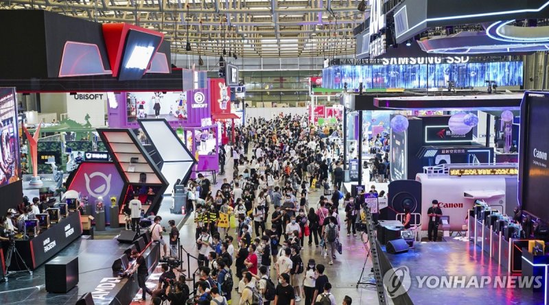 중국 게임쇼 '차이나조이 2023' (230601) -- SHANGHAI, June 1, 2023 (Xinhua) -- Photo provided by the interviewee shows people visiting ChinaJoy 2021 in Shanghai, east China. ChinaJoy, Asia's biggest games event held annually in Shanghai, is scheduled to run from July 28 to 31, attracting nearly 500 enterprises 