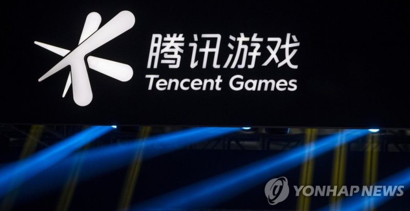 중국 최대 게임쇼 '차이나조이'의 텐센트 로고 epa08588892 (FILE) - The Tancent Games logo is displayed at the ChinaJoy expo in Shanghai, China, 02 August 2020 (reissued 07 August 2020). According to media reports, US President Donald Trump has issued an executive order to ban US transactions with Chinese companies Tenc
